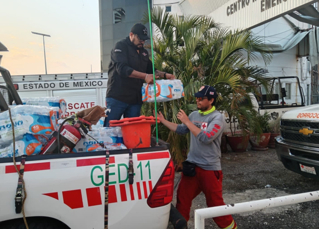 Globexplore team unloading water supplies to provide assistance to those affected by Hurricane Otis in Acapulco.