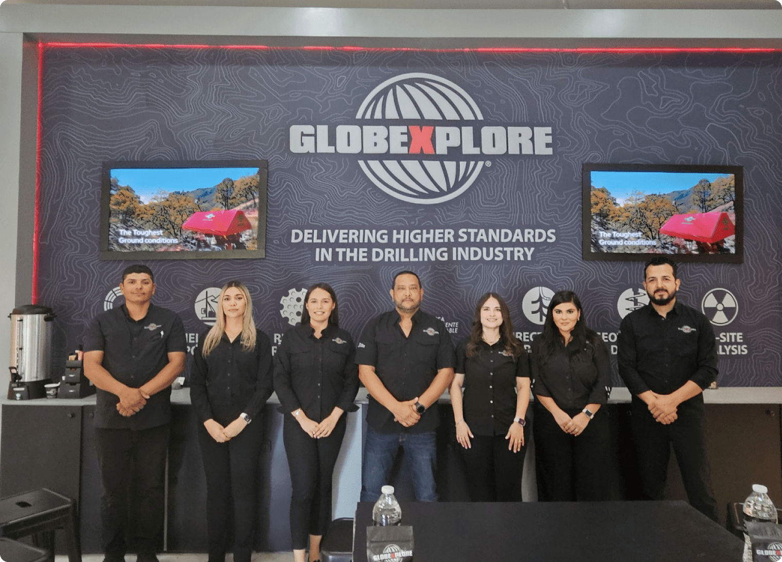 Equipo de Globexplore sosteniendo con orgullo el distintivo de Empresa Socialmente Responsable, galardón que han ganado durante ocho años consecutivos.