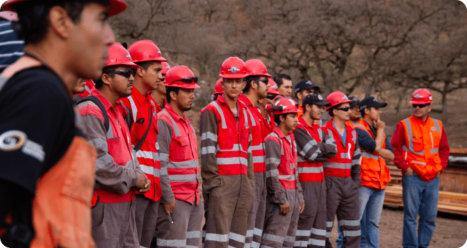 Trabajadores de Globexplore Drilling alineados y listos para trabajar, ejemplificando dedicación y trabajo en equipo en su compromiso con la excelencia.
