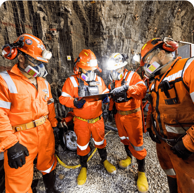 Trabajadores de Globexplore Drilling identificando y monitoreando diligentemente riesgos, garantizando la adopción de medidas proactivas para prevenir y corregir impactos ambientales.