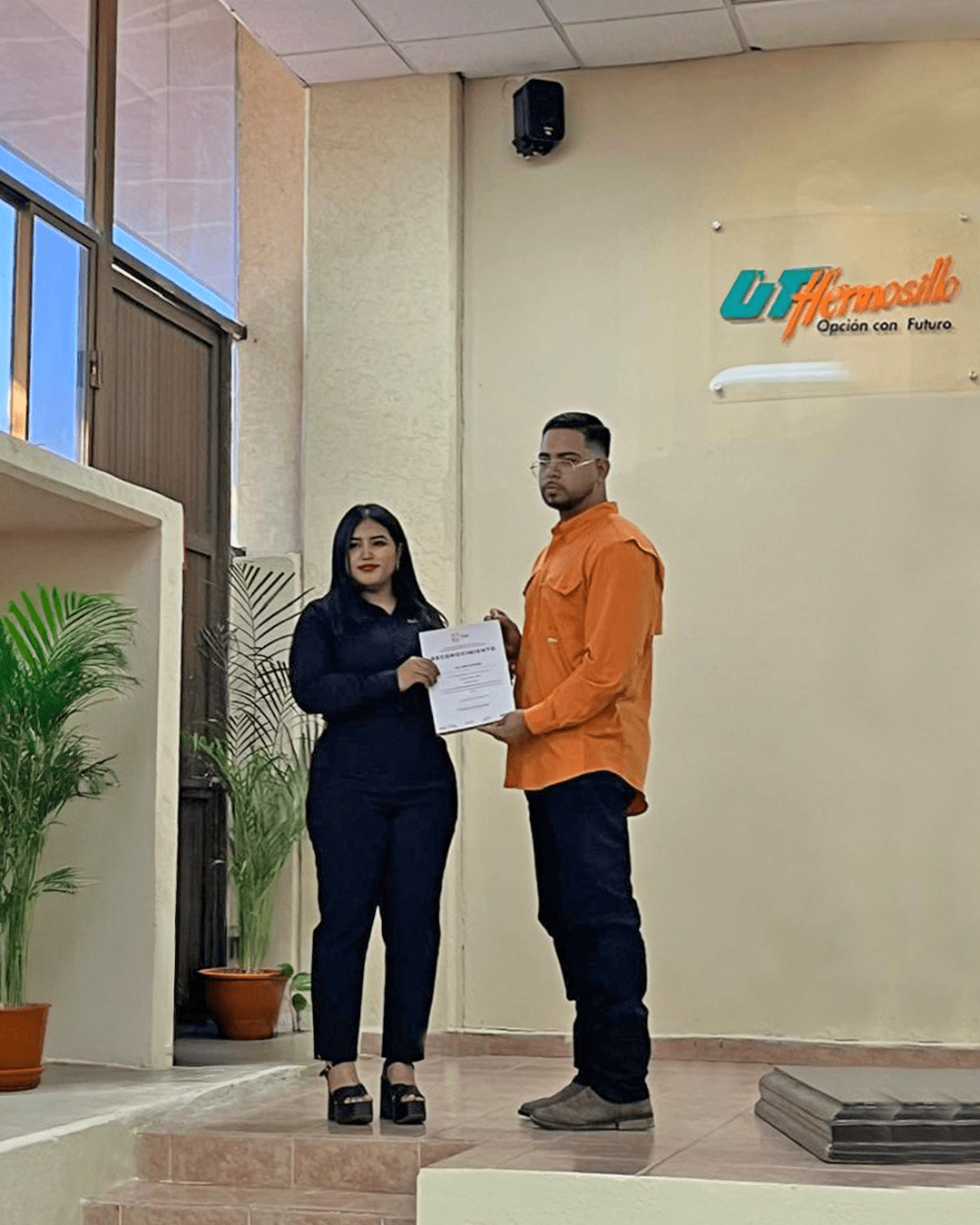 Equipo de Globexplore® participando en la firma de seguridad para mantener operaciones sin incidentes.
