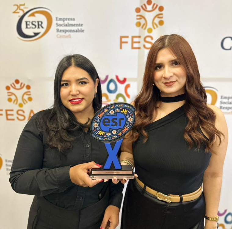 Team from Globexplore®, the best mining exploration company in Mexico, celebrating compliance with the best practices and receiving the ESR Distinctive from Cemefi.